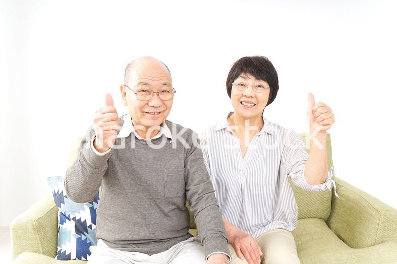 グッドサインをするシニア夫婦