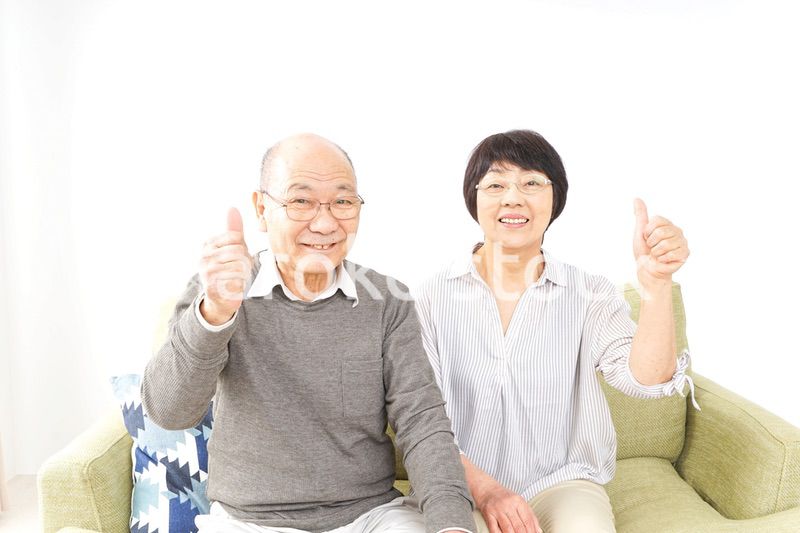 グッドサインをするシニア夫婦