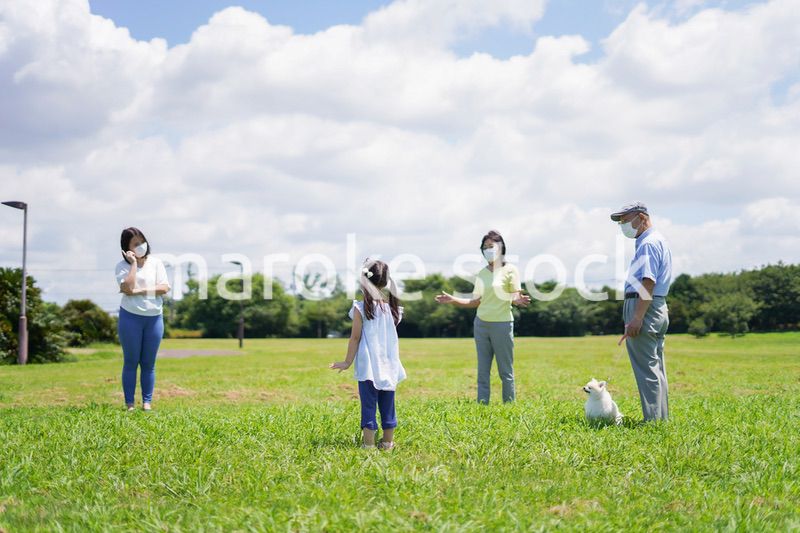 距離を確保してコミュニケーションを取る人々