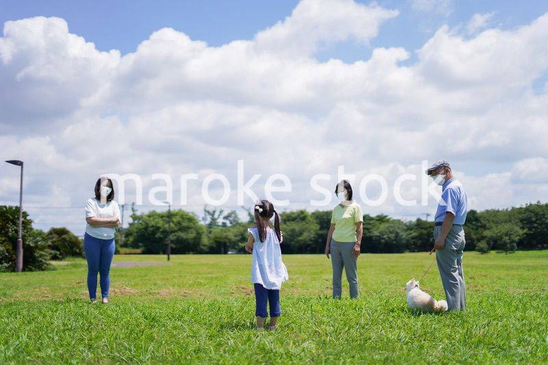 距離を確保してコミュニケーションを取る人々