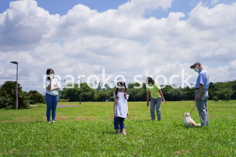 距離を確保してコミュニケーションを取る人々