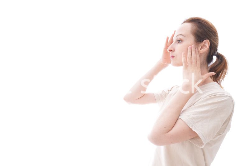 スキンケアをする若い女性