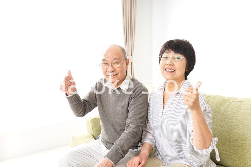 グッドサインをするシニア夫婦