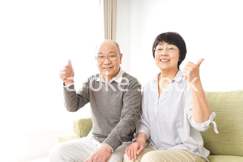 グッドサインをするシニア夫婦