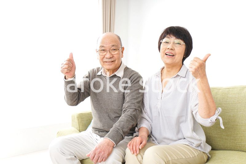 グッドサインをするシニア夫婦