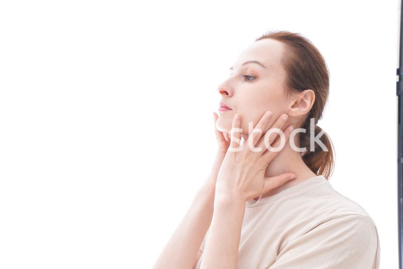 スキンケアをする若い女性