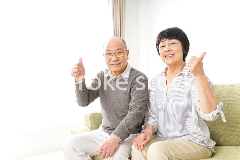 グッドサインをするシニア夫婦