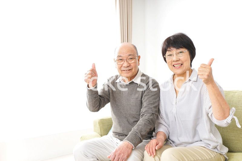 グッドサインをするシニア夫婦