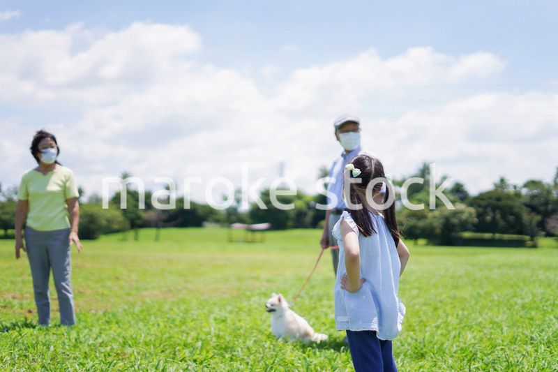 距離を確保してコミュニケーションを取る人々