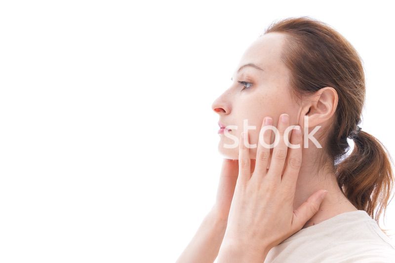 スキンケアをする若い女性