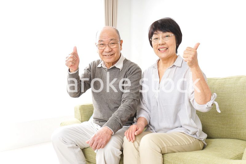 グッドサインをするシニア夫婦