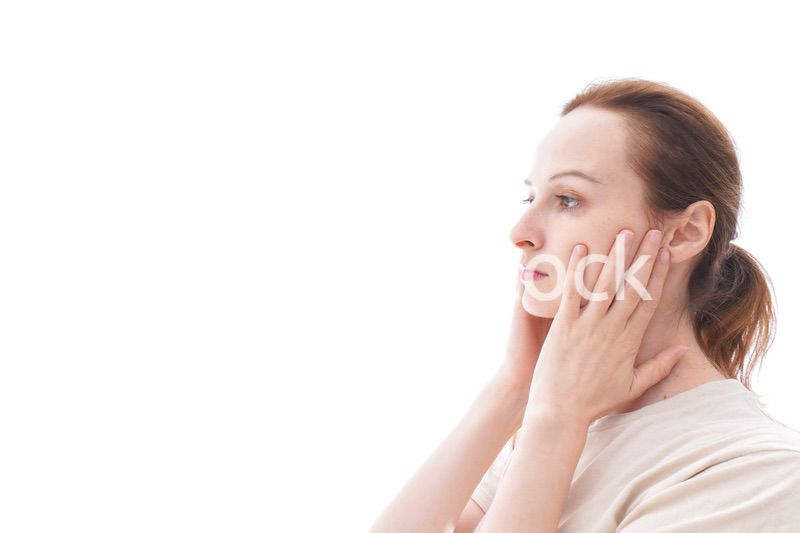 スキンケアをする若い女性