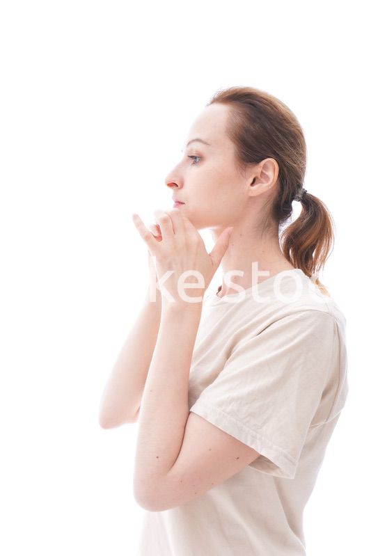 スキンケアをする若い女性