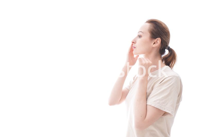 スキンケアをする若い女性