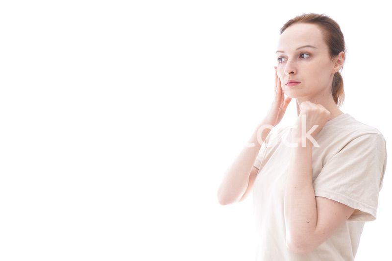 スキンケアをする若い女性