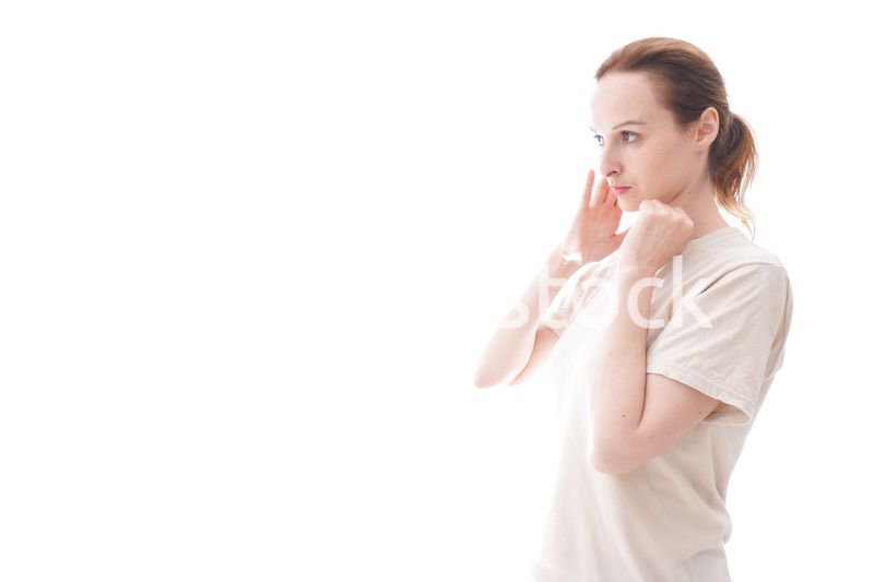 スキンケアをする若い女性