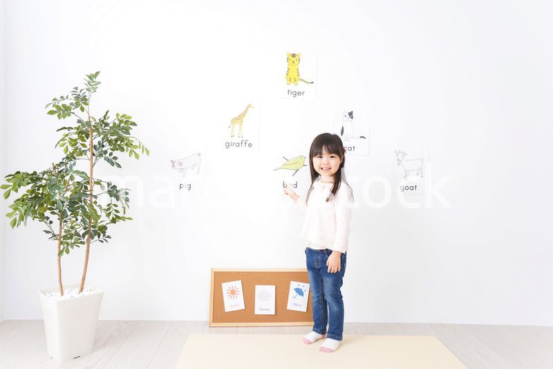 教室で楽しく英語を勉強する子ども