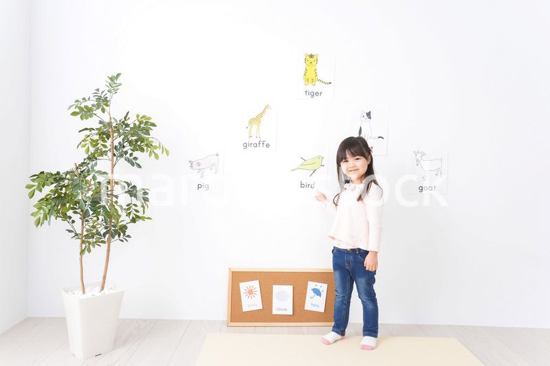 教室で楽しく英語を勉強する子ども