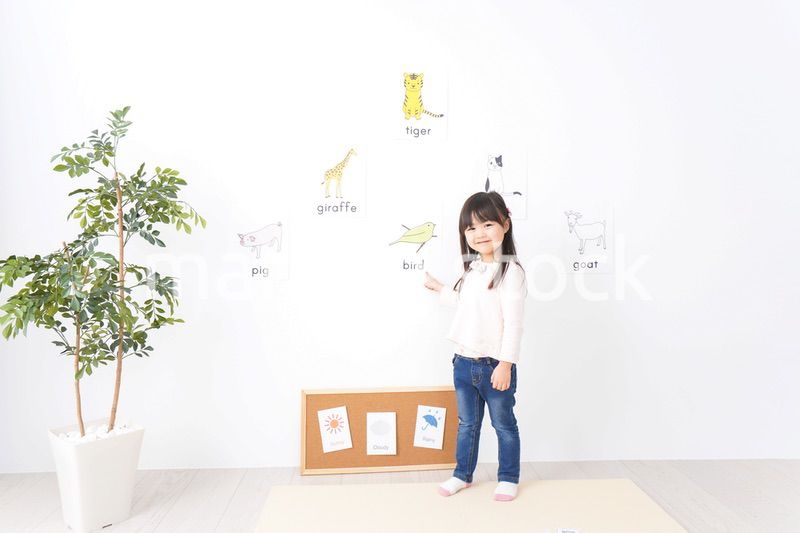 教室で楽しく英語を勉強する子ども