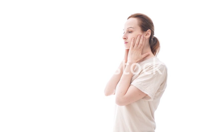 スキンケアをする若い女性