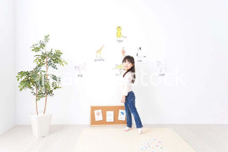 教室で楽しく英語を勉強する子ども