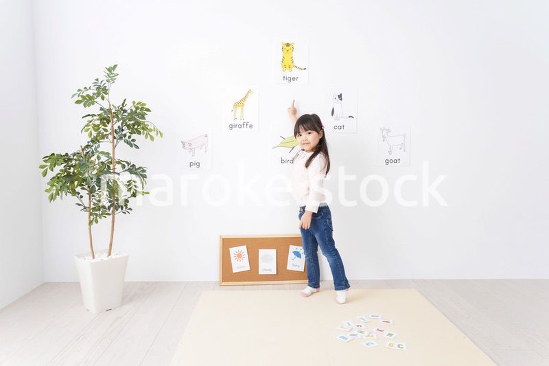 教室で楽しく英語を勉強する子ども