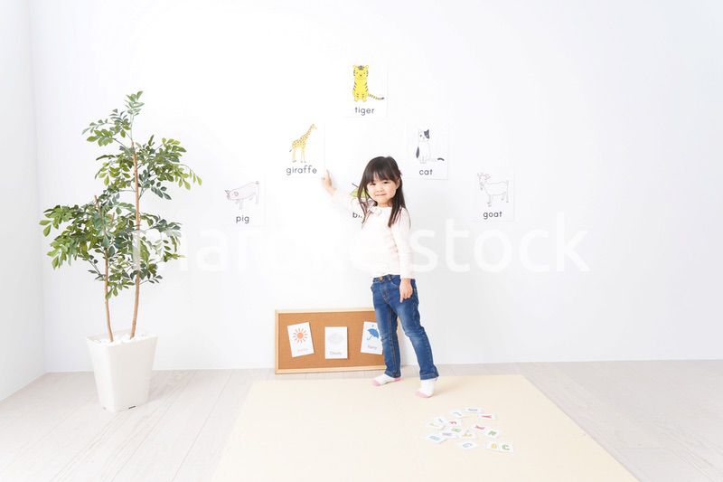 教室で楽しく英語を勉強する子ども