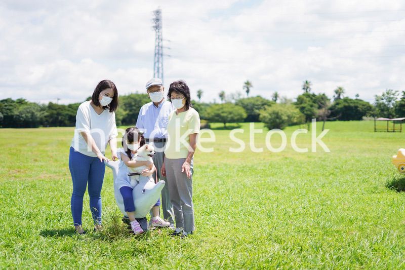 マスクをして散歩をする家族