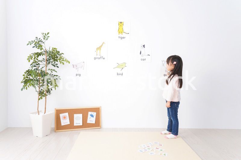 教室で楽しく英語を勉強する子ども