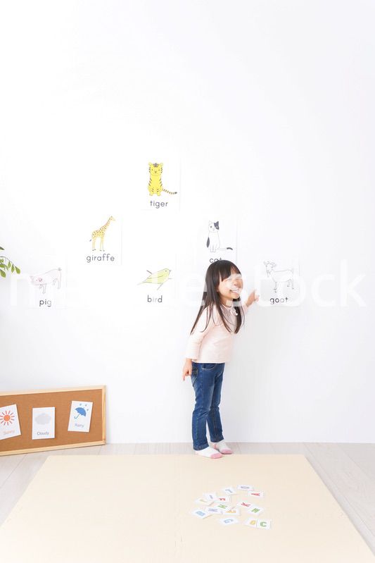 教室で楽しく英語を勉強する子ども