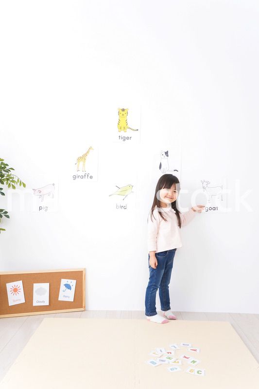 教室で楽しく英語を勉強する子ども