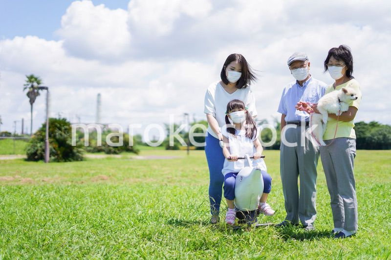 距離を確保してコミュニケーションを取る人々