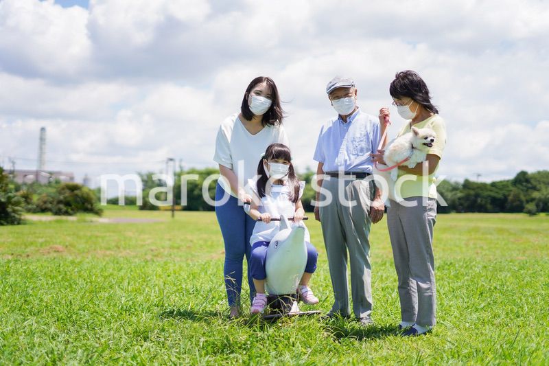 マスクをして散歩をする家族