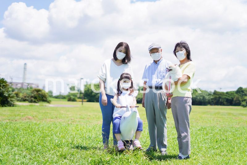 距離を確保してコミュニケーションを取る人々