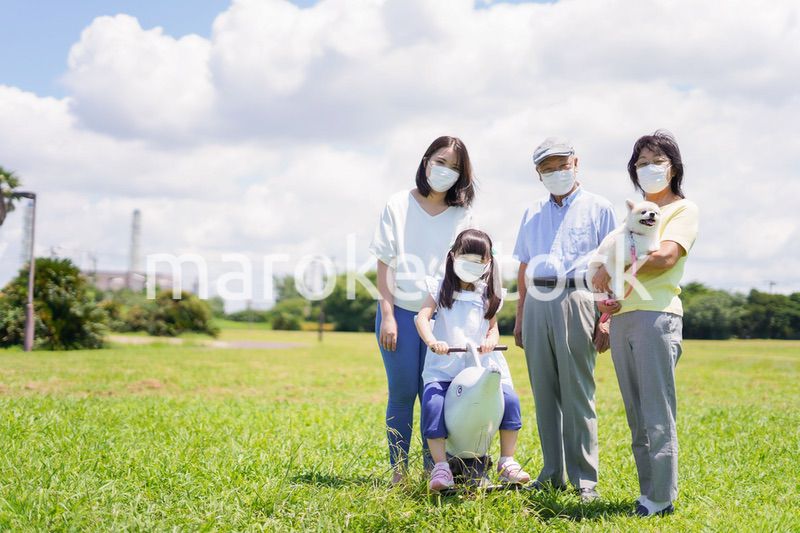 マスクをして散歩をする家族