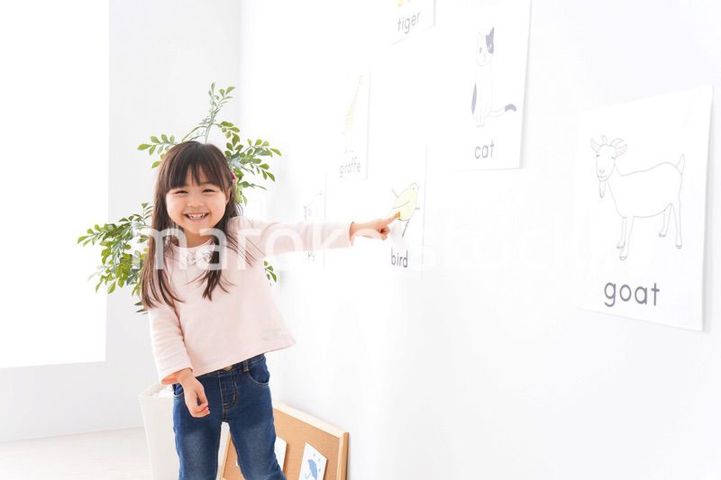 教室で楽しく英語を勉強する子ども