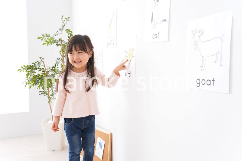 教室で楽しく英語を勉強する子ども