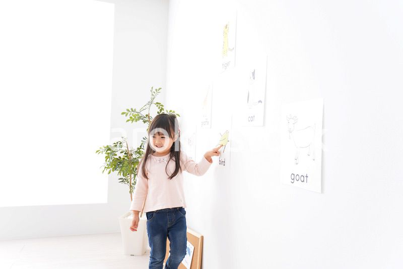 教室で楽しく英語を勉強する子ども