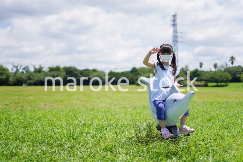 コロナウイルスに気をつけながら公園で遊ぶ子供