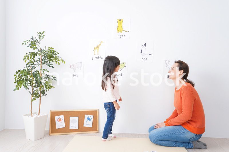 ネイティブと英語を勉強する子供