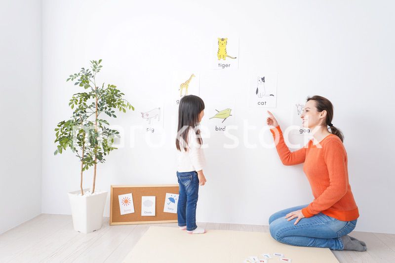 ネイティブと英語を勉強する子供