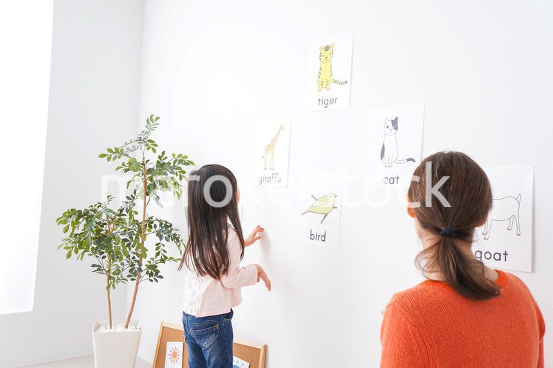 ネイティブと英語を勉強する子供