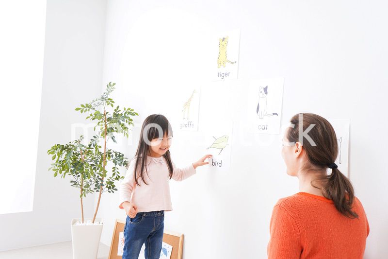 ネイティブと英語を勉強する子供