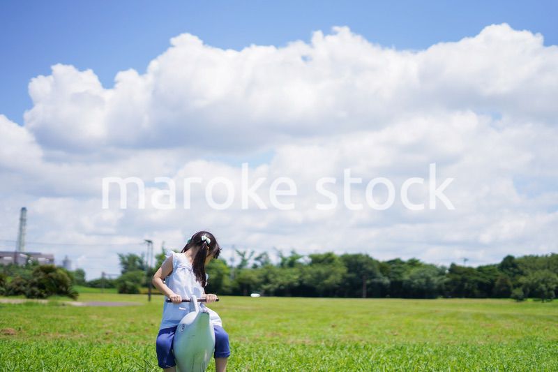 外の遊具で遊ぶ小さな女の子