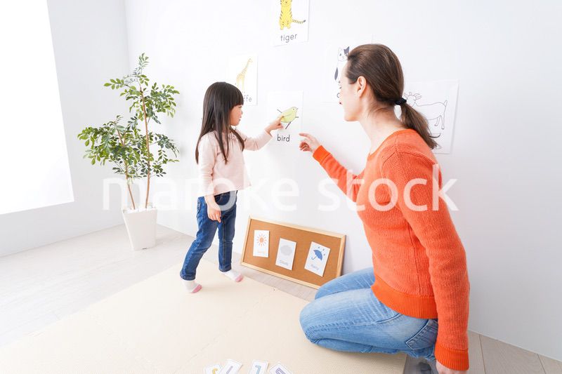 ネイティブと英語を勉強する子供