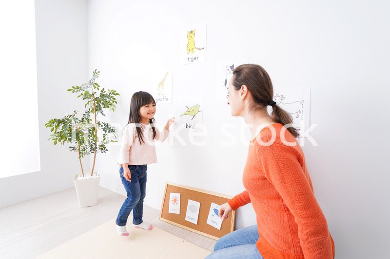 ネイティブと英語を勉強する子供