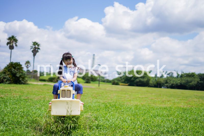 外の遊具で遊ぶ小さな女の子