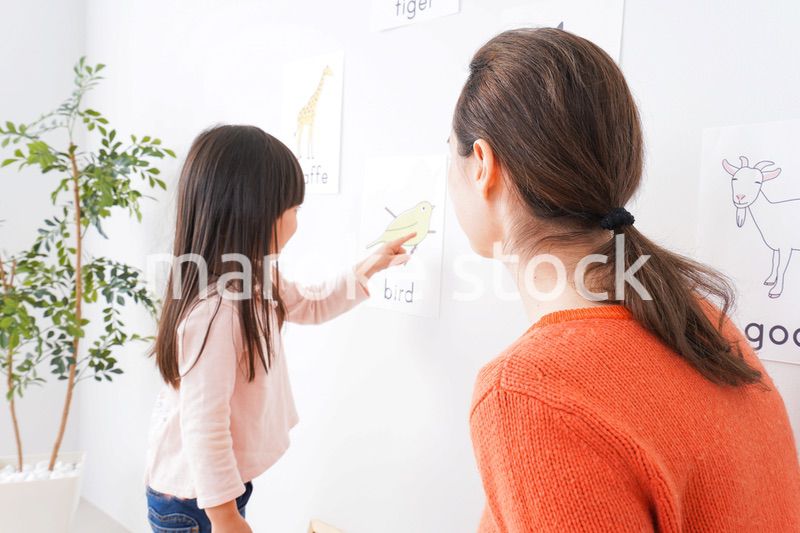 ネイティブと英語を勉強する子供