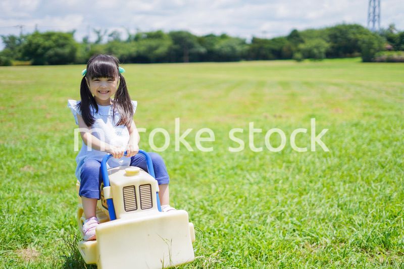 外の遊具で遊ぶ小さな女の子