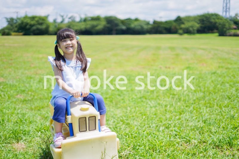 外の遊具で遊ぶ小さな女の子